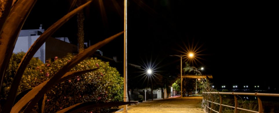 Fotografía del paseo marítimo tomada de noche